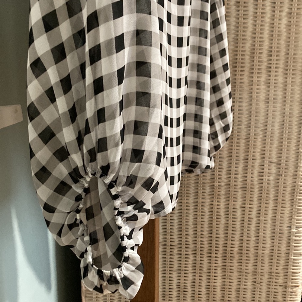 Black&White sheer checkered long sleeve top. - Picture 4 of 7